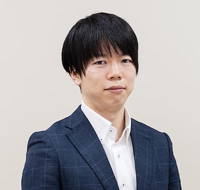 仕事内容についてのコメントをする社員