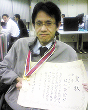 賞状を手に持つ結城さん